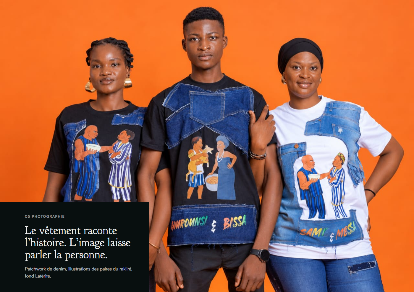 Trois mod&egrave;les en t-shirts Rakiir&eacute; &agrave; patchwork de denim, illustr&eacute;s de sc&egrave;nes de parent&eacute; &agrave; plaisanterie, sur fond orange